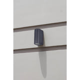 La lampe murale extérieure "Alecto" mesure 6,8 x 8,8 cm et mesure 15,5 cm de haut. Il se compose d'un plastique de haute qualité avec une surface légèrement structurée qui semble peinte. Timeless Black rend la lampe universellement utilisable.