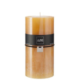 Bougie cylindrique jaune J-Line, mise en scène dans un salon moderne