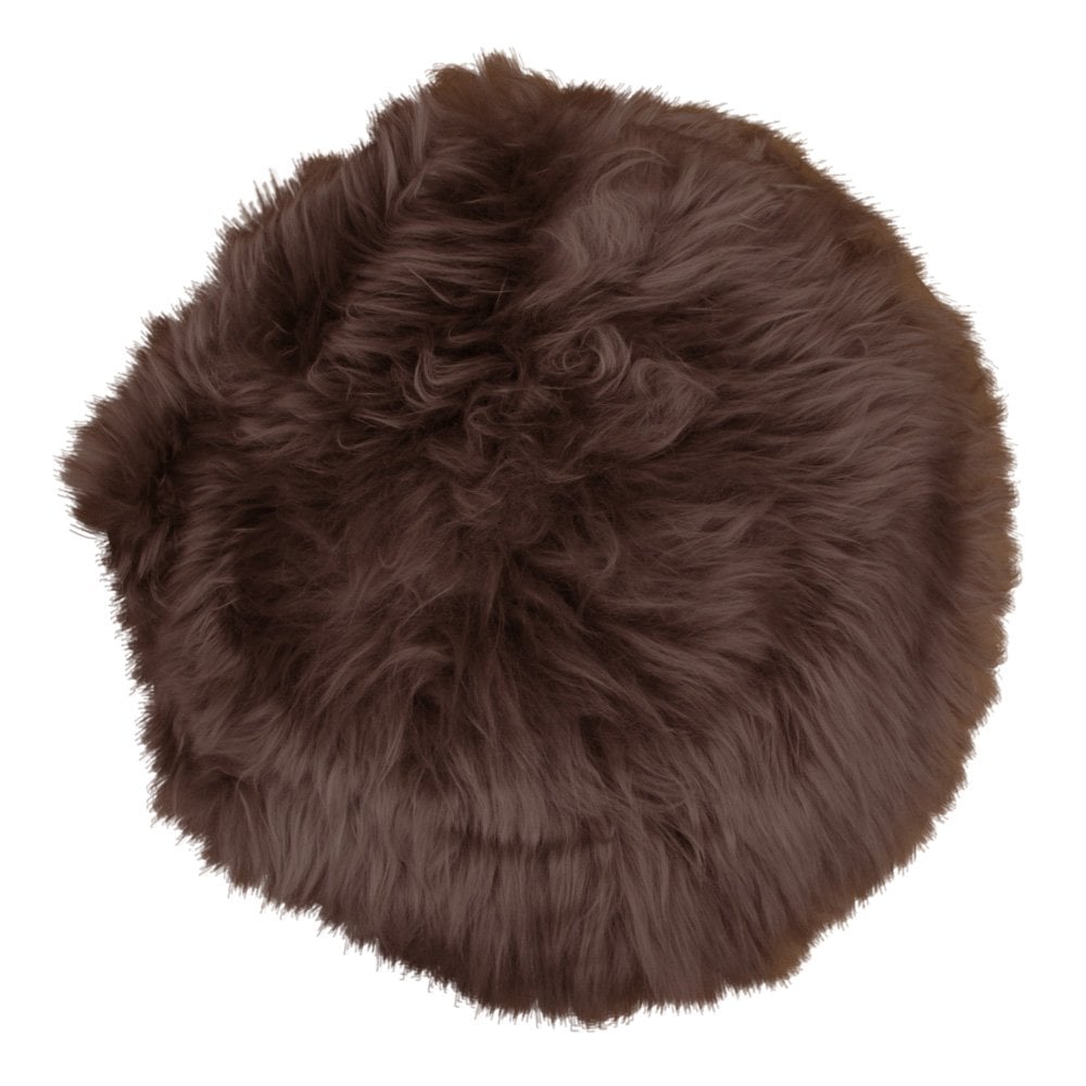 Coussin rond en peau d'agneau dans un salon cosy