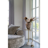 Détail du plateau en marbre blanc de la table d'appoint Salo avec piètement en laiton doré.