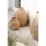 Vase J-Line tressé naturel, posé sur une table en bois.