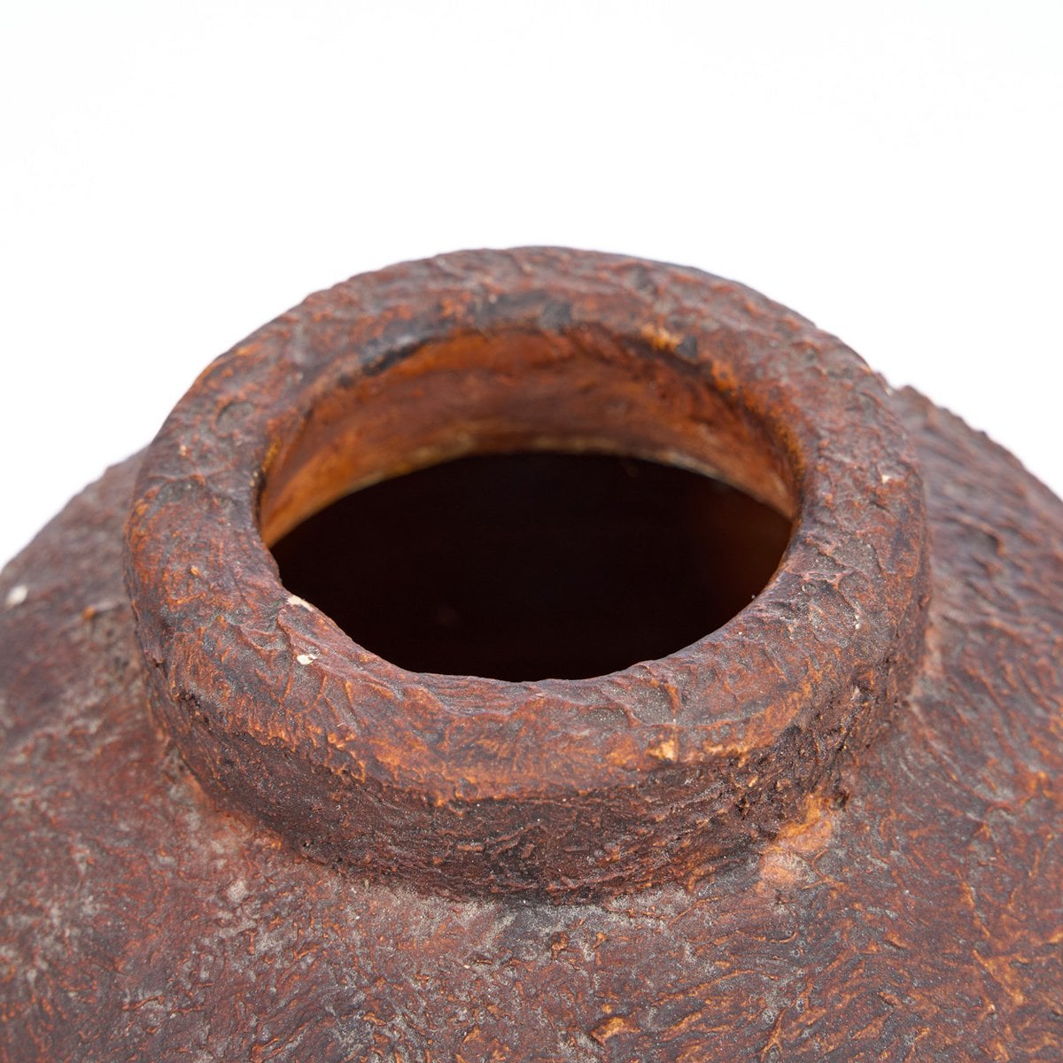 Vase Clay Echo dans un cadre élégant