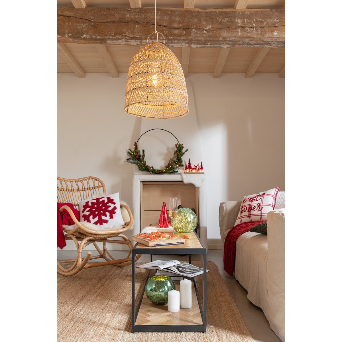 Table basse Zigzag J-Line avec accessoires de salon