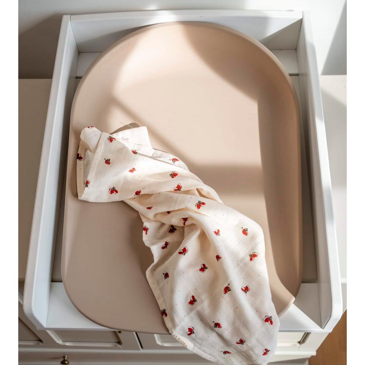 Matelas à langer Bobbie 2.0 sur une table à langer moderne