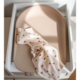 Matelas à langer Bobbie 2.0 sur une table à langer moderne