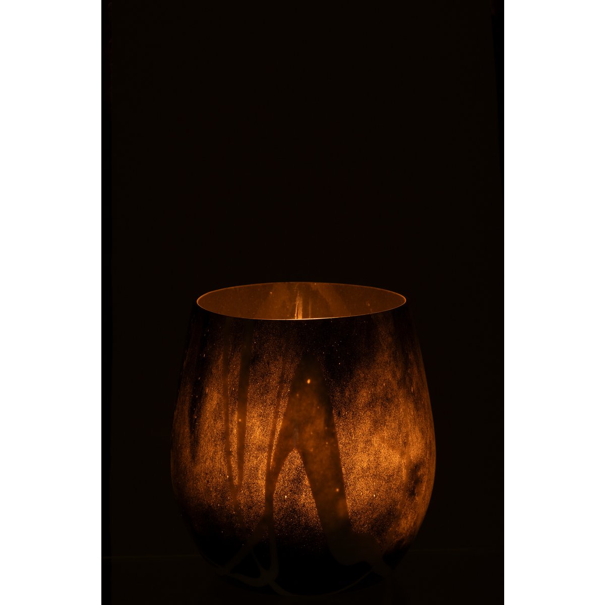Détail du vase J-Line en verre, mettant en avant les nuances de noir et blanc.