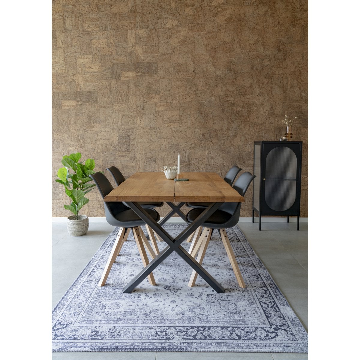 Chaise Bergen avec pieds en bois d'hévéa vue de côté
