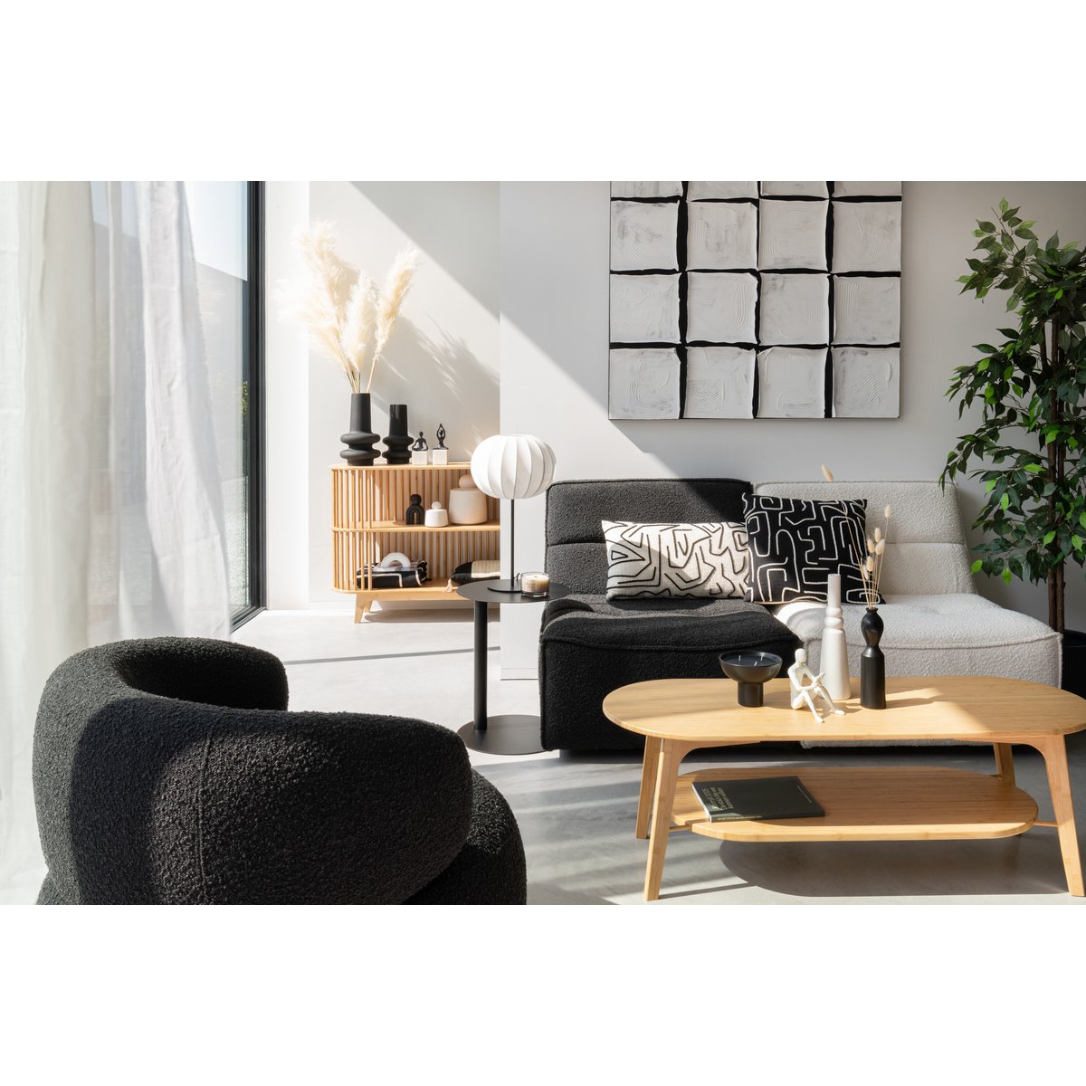 Table basse Namboo J-Line avec accessoires de décoration