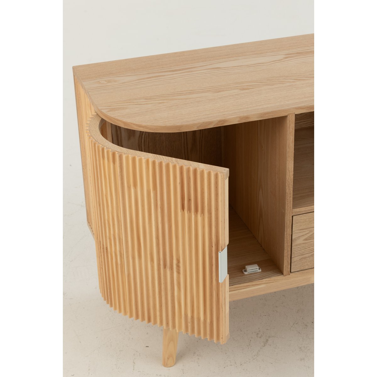 Armoire J-Line Round avec des vêtements à l'intérieur
