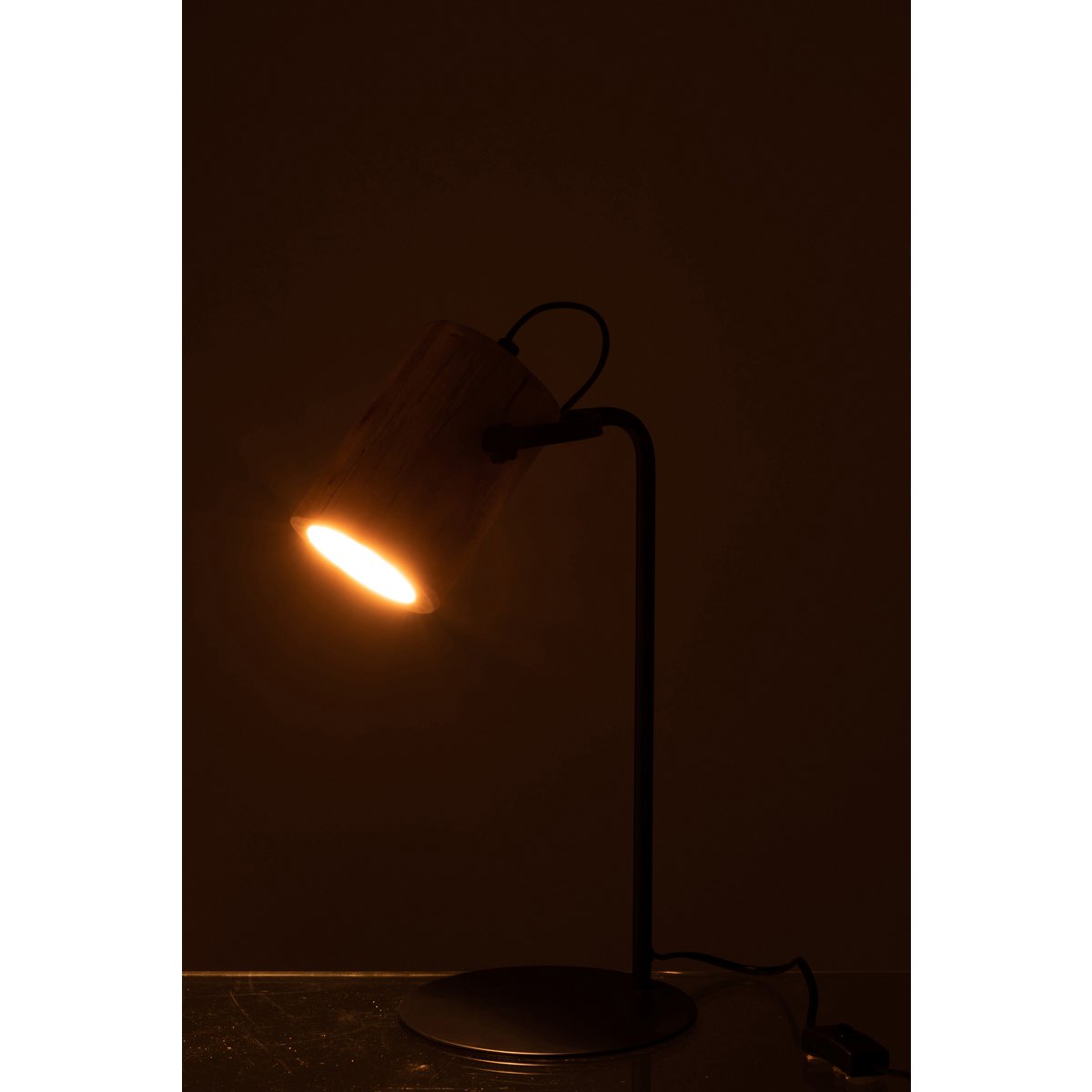 Lampe J-Line Silas allumée, créant une ambiance chaleureuse