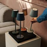Lampe à poser côtelée rechargeable en métal gris
