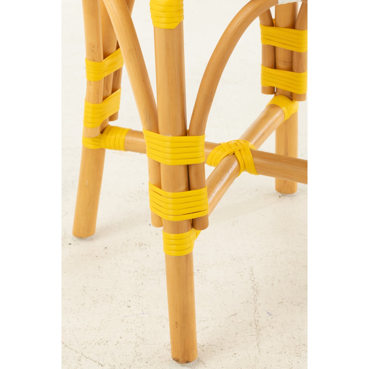 Tabouret J-Line en rotin jaune, détail du tressage