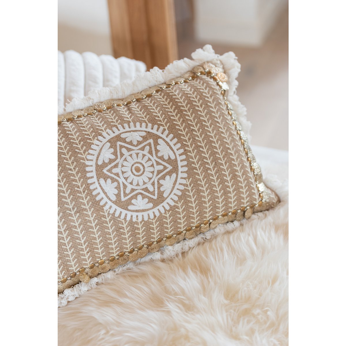 Coussin J-Line posé sur un canapé, style bohème