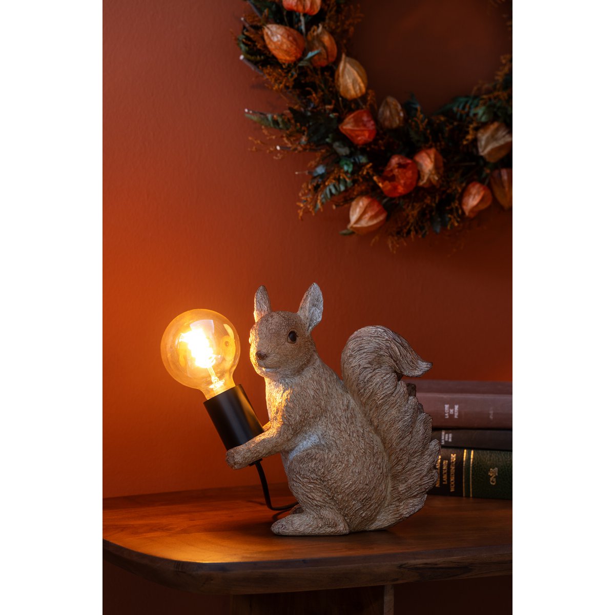 Lampe J-Line Écureuil éclairant une chambre cosy
