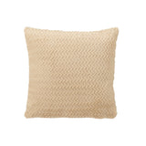 Coussin J-Line beige sur un canapé moderne, ambiance chaleureuse