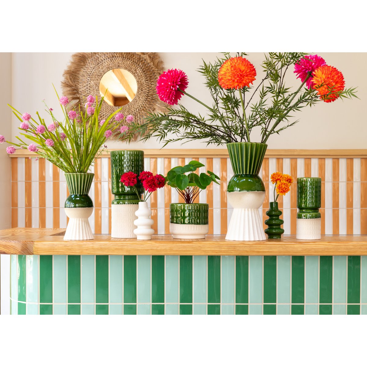 Pilea Peperomioides en pot vert dans un salon moderne