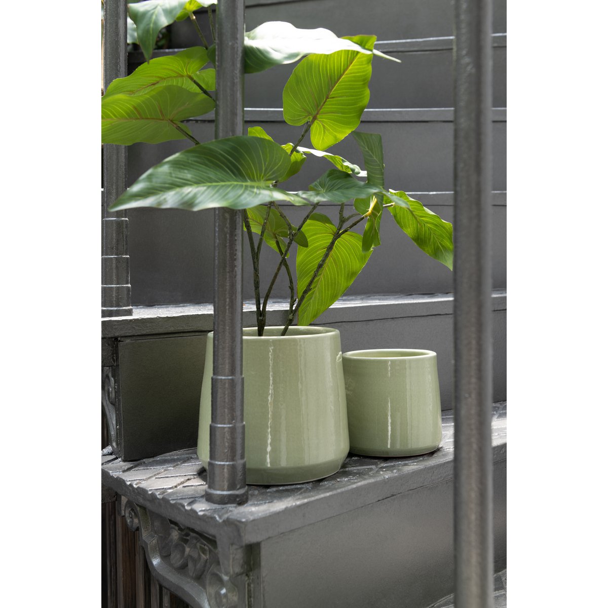 Pot de fleur J-Line en céramique verte, vue de côté