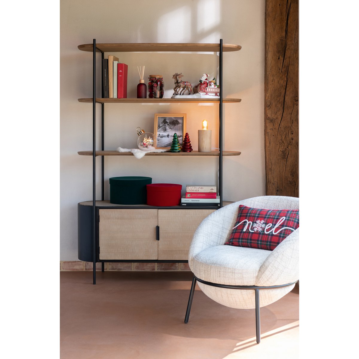 Étagère Uvy J-Line, mise en scène dans un salon élégant