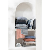 Coussin J-Line en coton, mise en scène dans un salon moderne