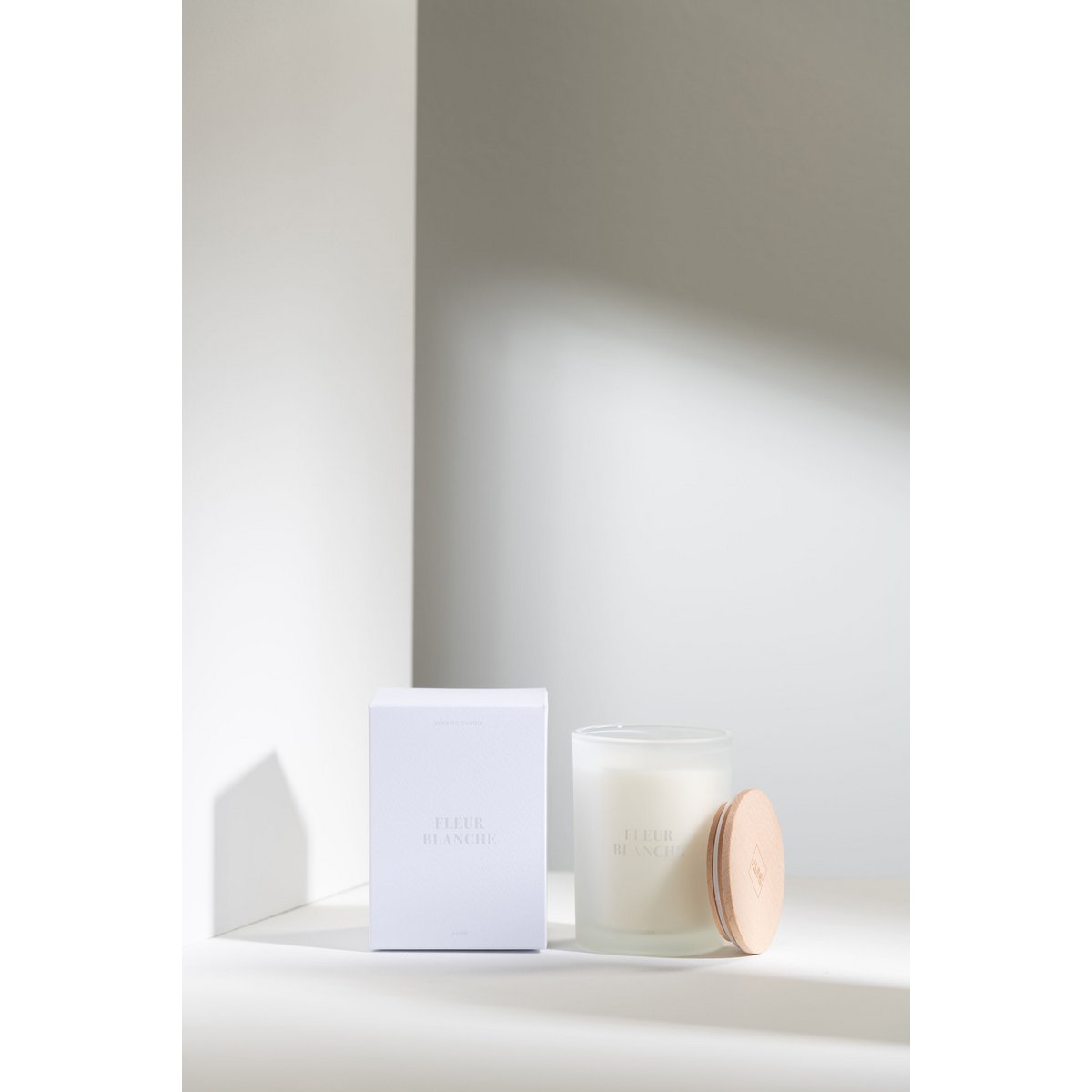 Bougie Fleur Blanche allumée dans un cadre décoratif