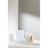 Bougie Fleur Blanche allumée dans un cadre décoratif