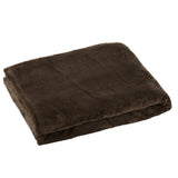 Couverture J-Line Snuggle drapée sur un canapé élégant