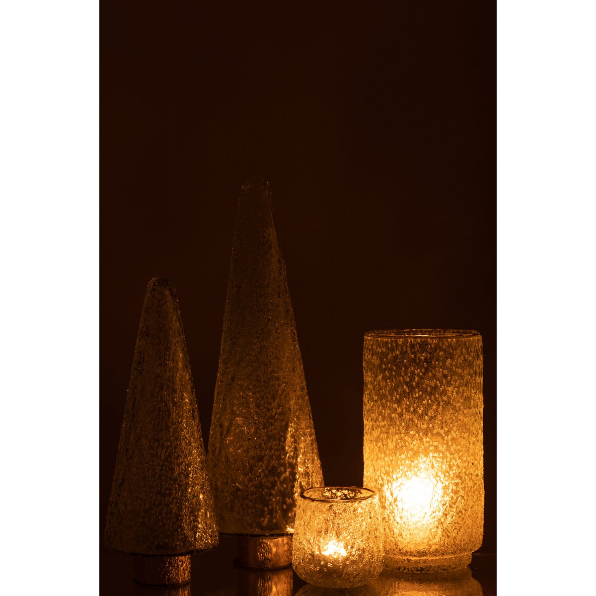 Socle de sapin J-Line sur un fond décoré pour Noël