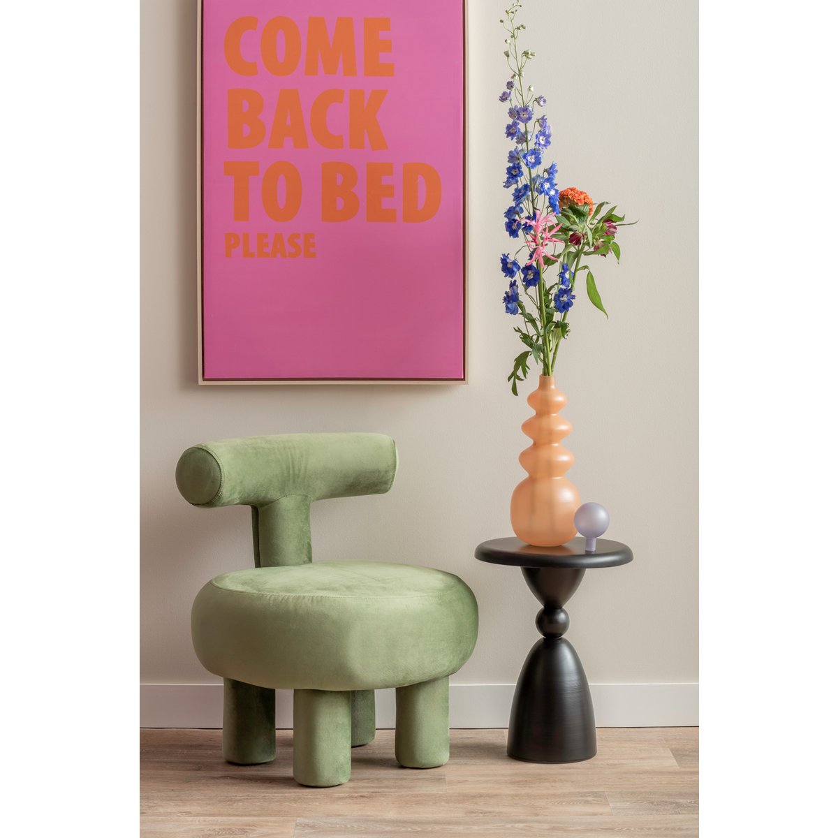 Vase Alegre Large Ring avec fleurs, en gros plan