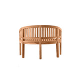 Banc en teck dans un jardin, ambiance lounge