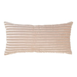 Coussin Alburry beige avec texture rayée sur canapé