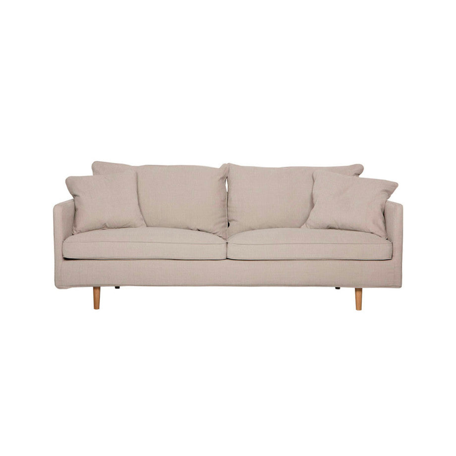 Détail des coussins généreux du canapé Julia, style chic et minimaliste