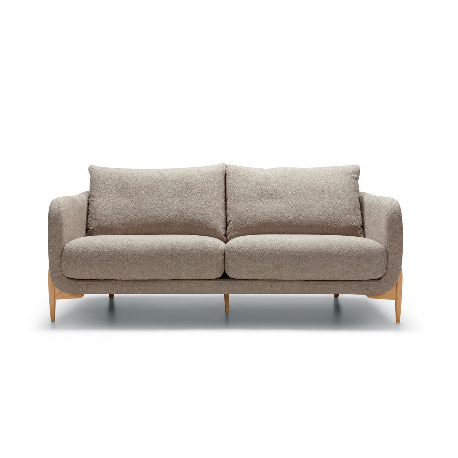 Détail des accoudoirs fins du canapé Jenny, style scandinave