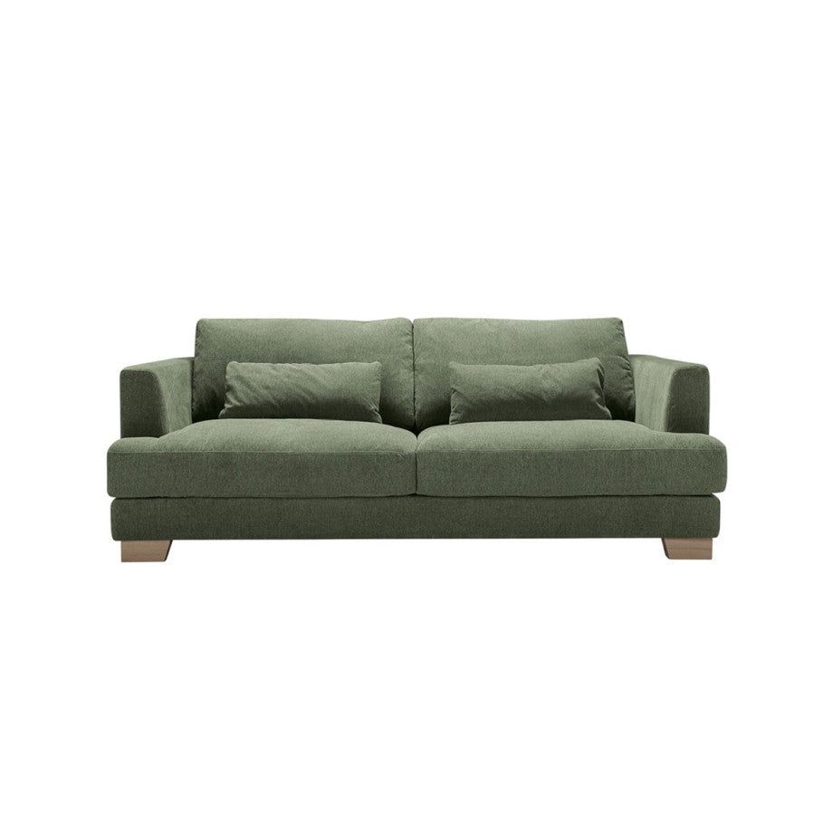 Canapé Brandon en tissu chenille beige avec pieds en bois, vue d'ensemble.