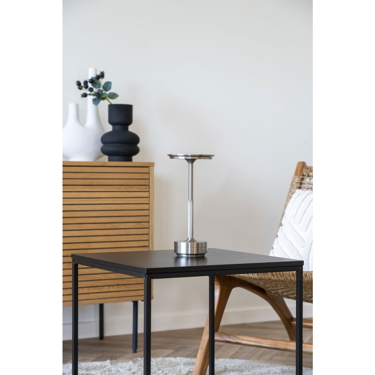 Vue de côté de la lampe Lyneham avec finition argentée