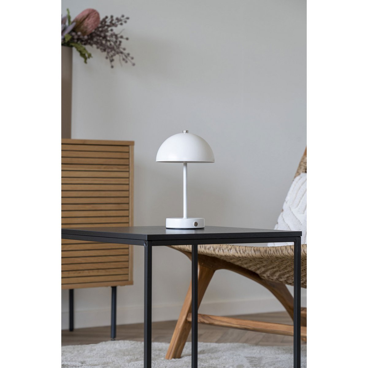 Lampe de table LED Holt, mise en situation dans un salon moderne