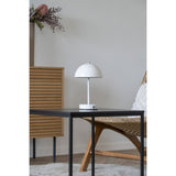 Lampe de table LED Holt, mise en situation dans un salon moderne