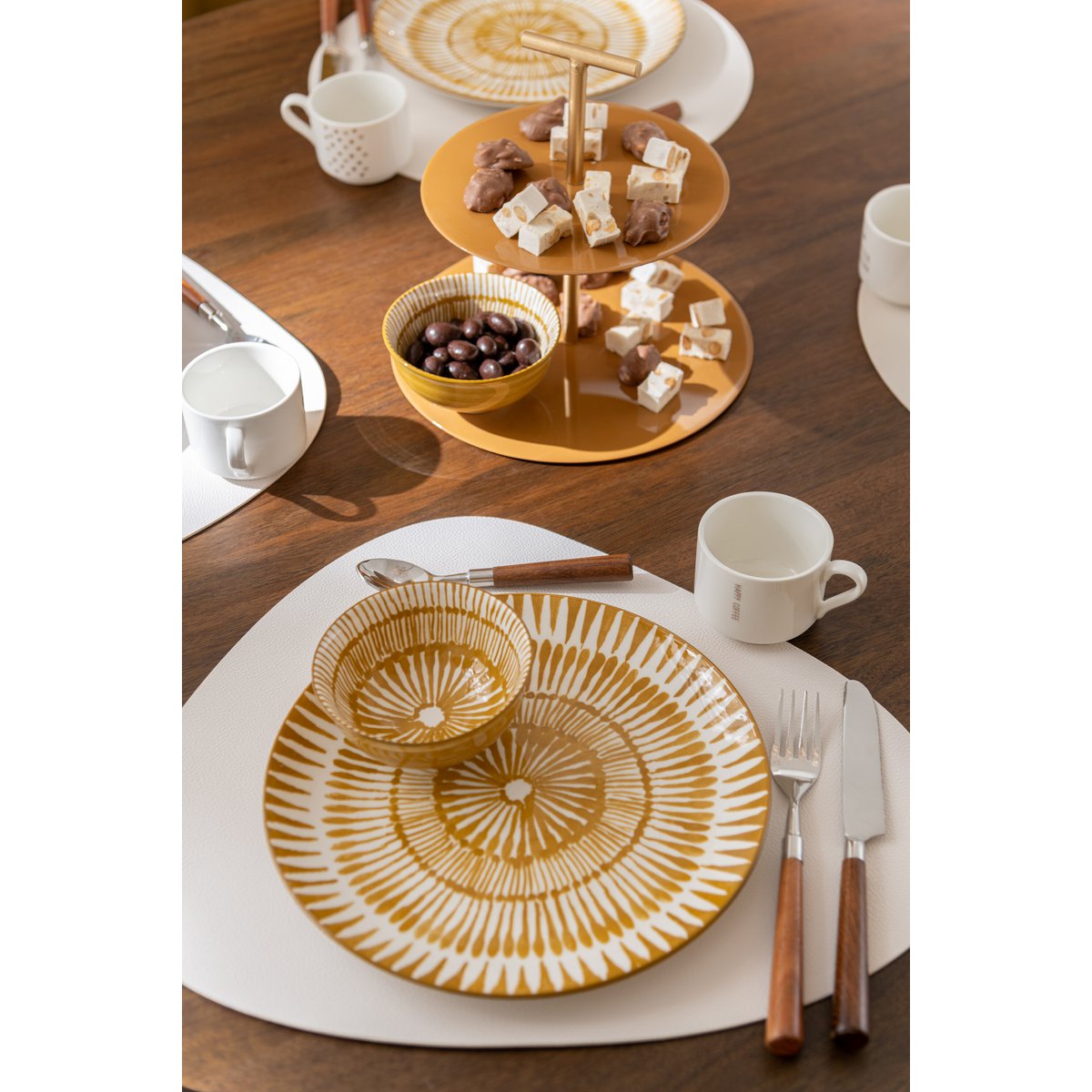 Assiette J-Line Jam sur une table élégante, mise en scène