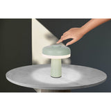 Table sans fil "PilU", 16,5 cm de haut, au-dessus de Ø de 15 cm, métal dans la menthe, plastique blanc, LED intégrée, 280 lumens, dimmable par capteur tactile, blanc chaud blanc