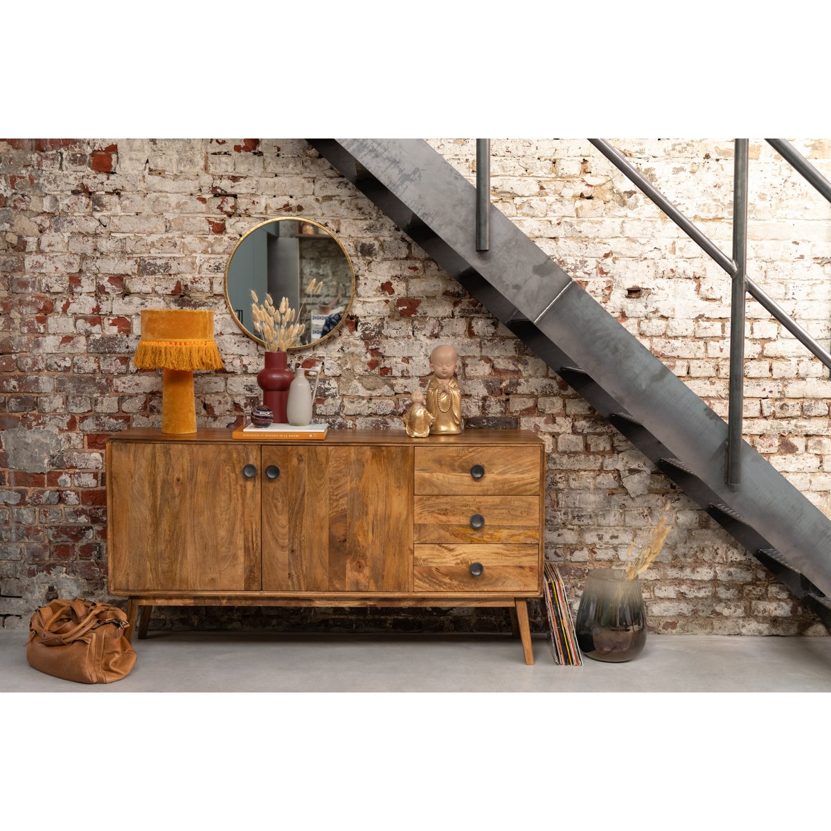 Miroir Mona Round J-Line dans un salon moderne