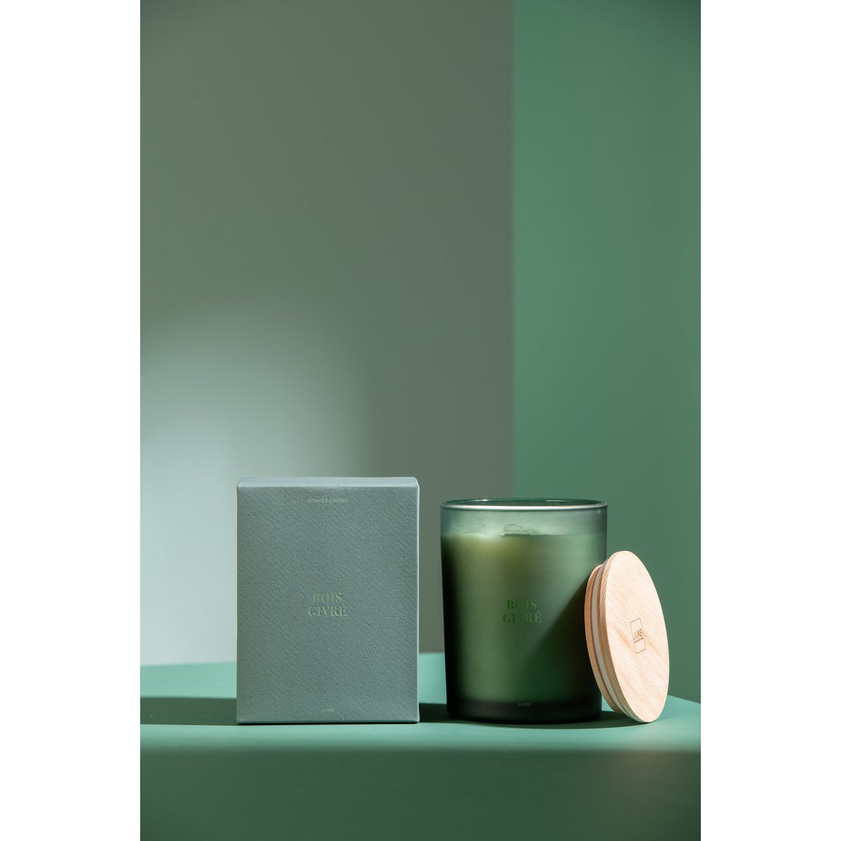 Bougie J-Line Bois Givré - ambiance cosy avec décor