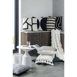 Détail du pompon sur le coussin J-Line en coton blanc