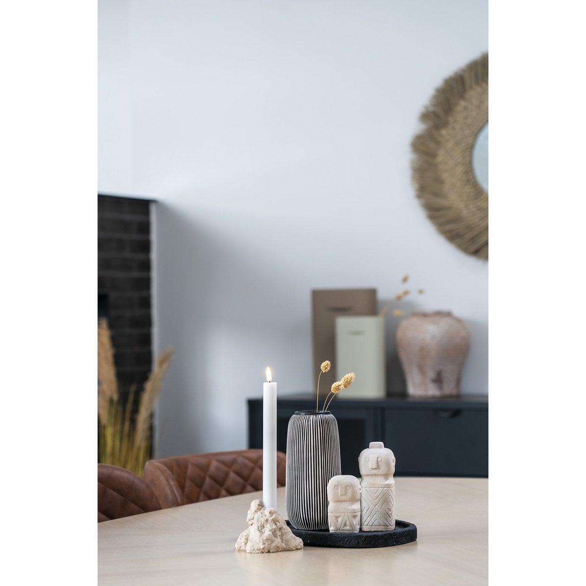 Vase cylindrique en calcaire, détail des rayures noir et blanc