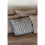 Coussin J-Line sur un lit, ajout de confort et de style