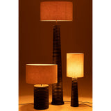 Gros plan sur l'abat-jour du lampadaire J-Line Ailanthus
