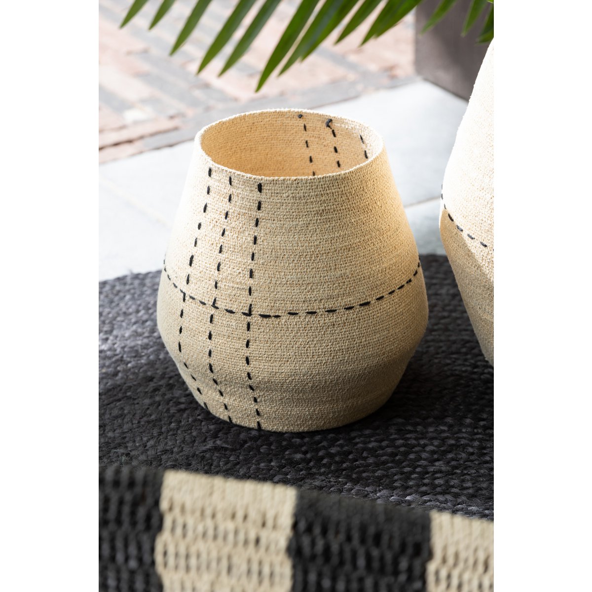 Panier Dotted Lines J-Line dans un intérieur boho chic.