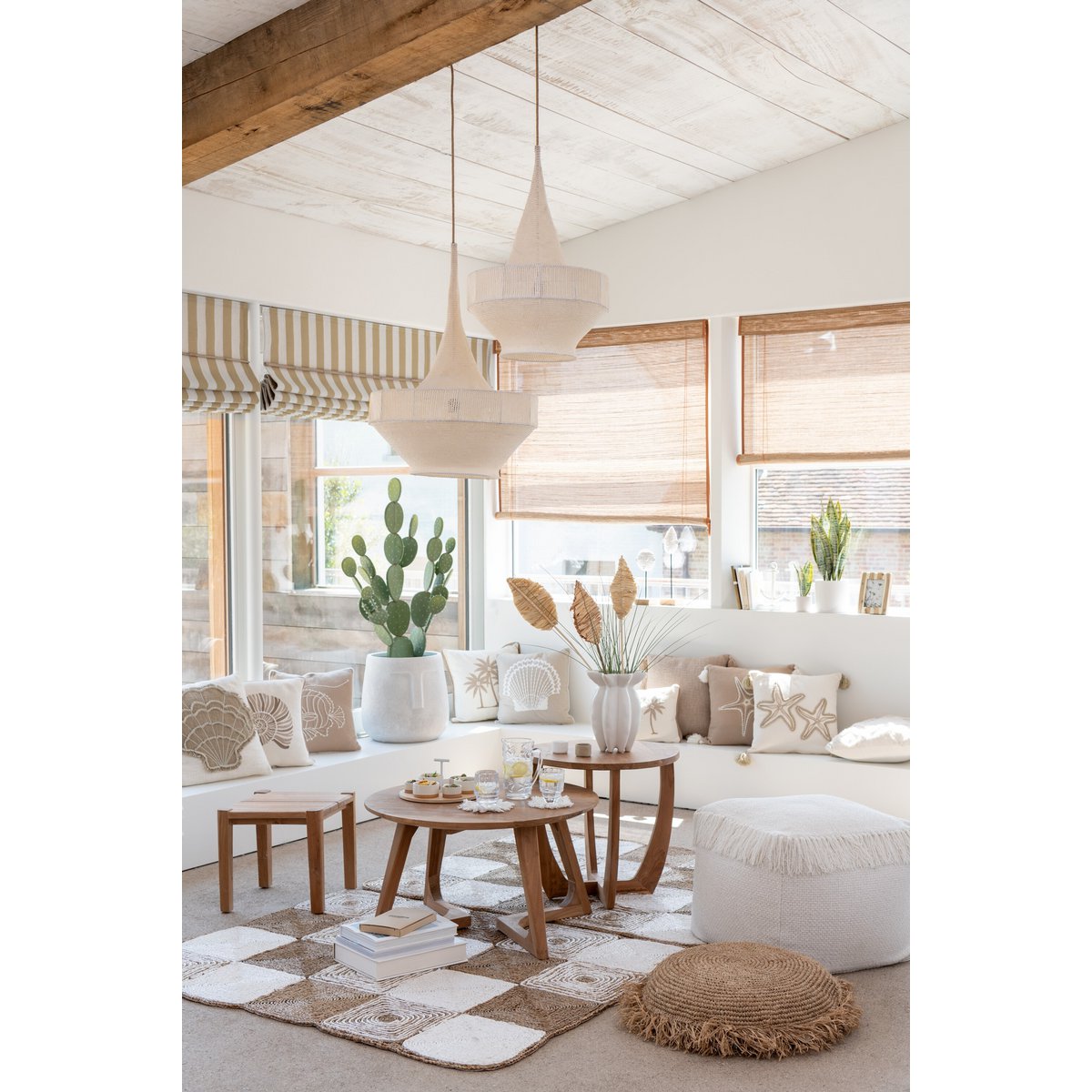Table d'appoint Bruce en teck naturel, mise en scène décorative