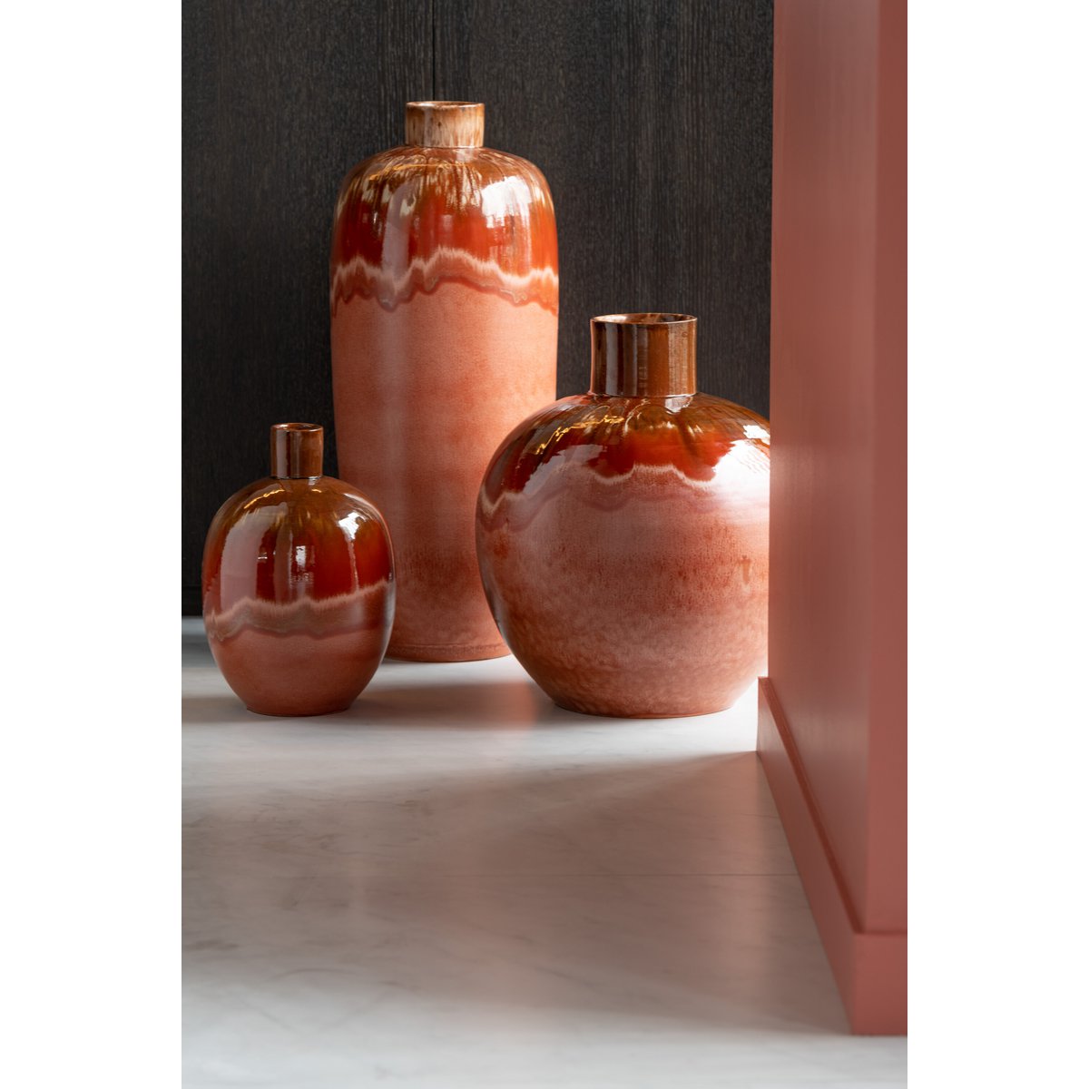 Vase ovale J-Line, détail de la texture céramique rouge