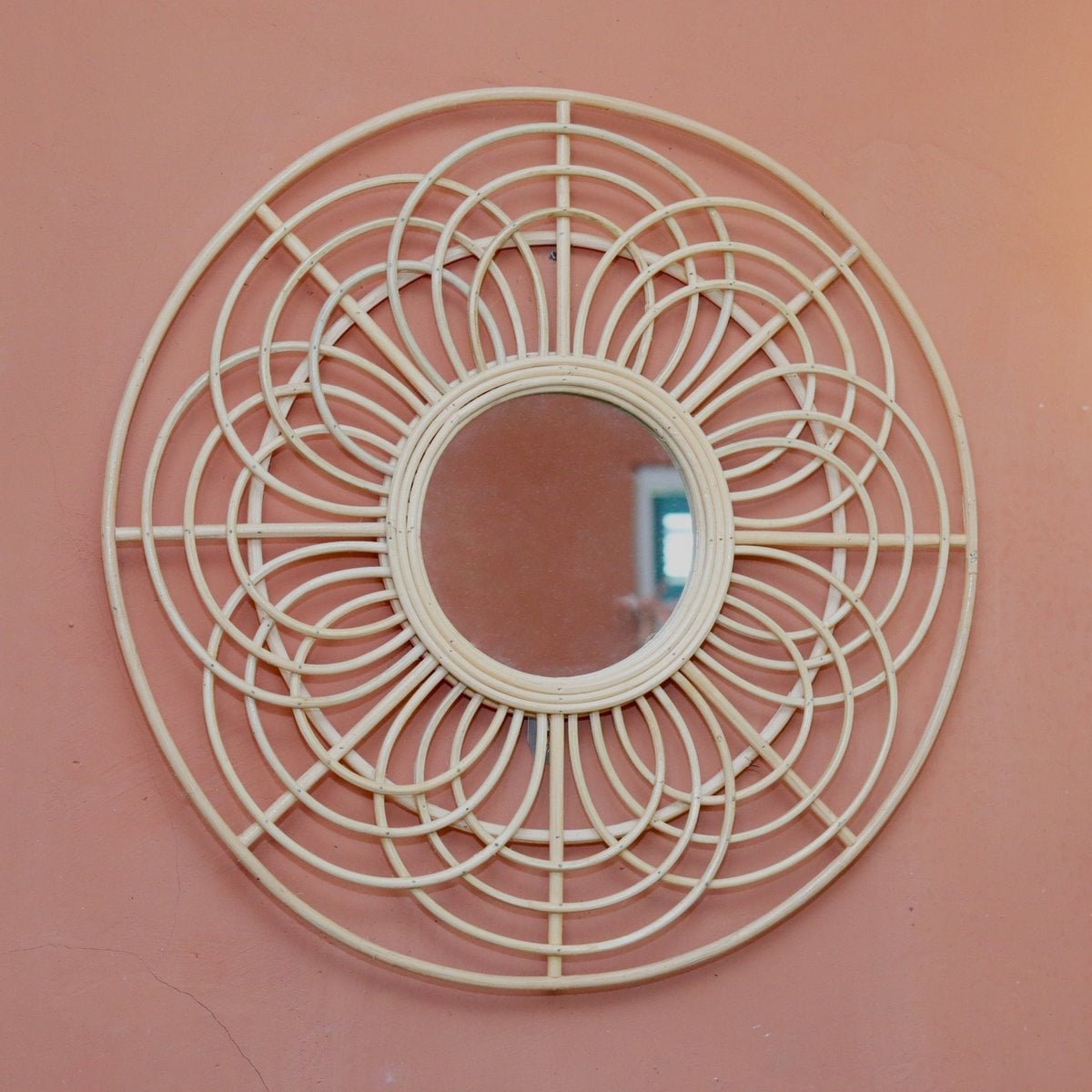 Détail du miroir mural boho fait main en rotin naturel