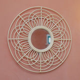 Détail du miroir mural boho fait main en rotin naturel