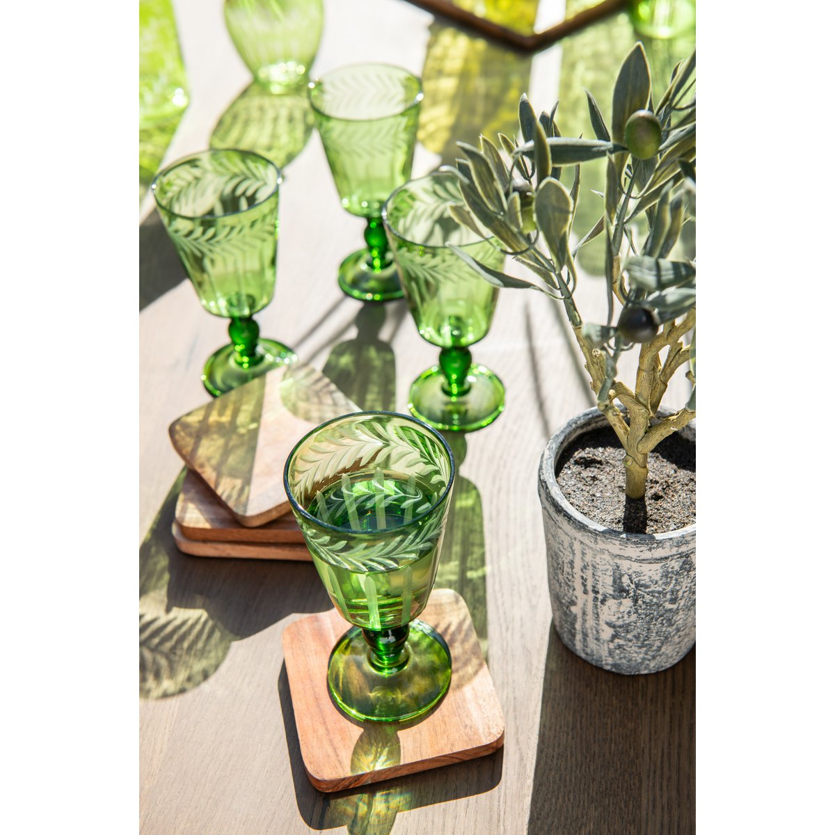 Dessous de verre carré J-Line sur une table élégante